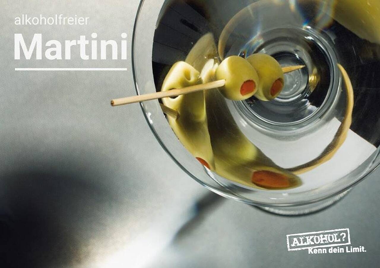 Ein Martini mit Oliven