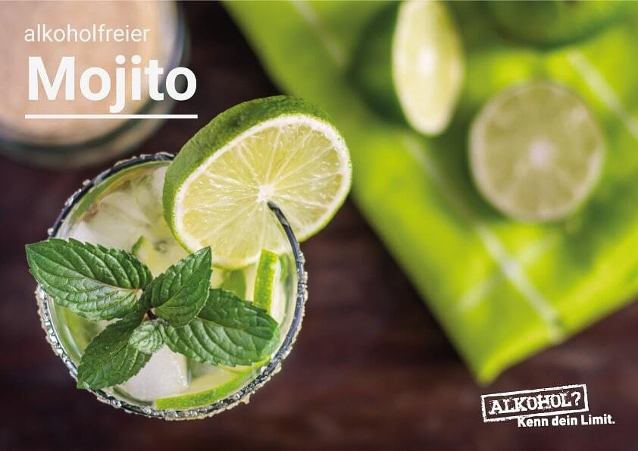 Servierfertiger Mojito auf einem Tisch