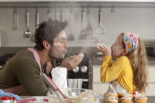 Kochen ohne Alkohol – lecker und einfach Ein Mann und ein Kind pusten sich gegenseitig Mehl ins Gesicht.
