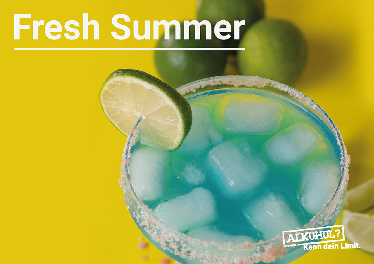 Ein blauer Cocktail mit Eiswürfeln und Limette.
