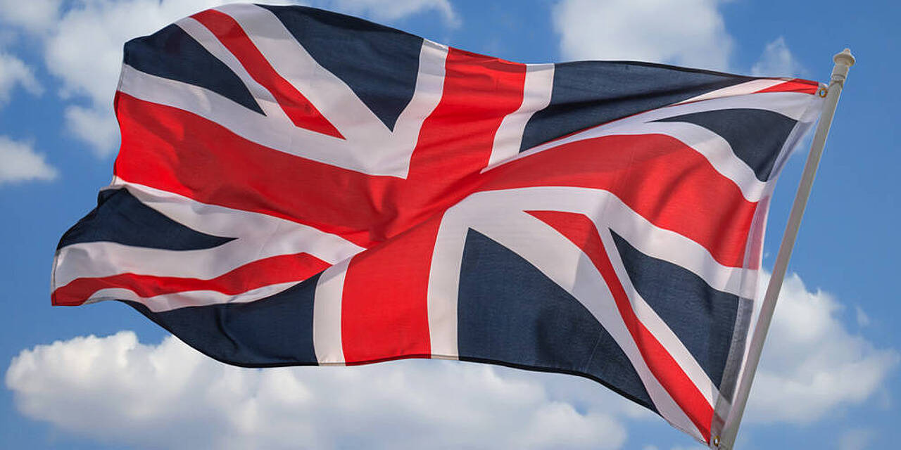 Eine britische Flagge vor blauem Himmel