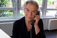 Frau Roß-Helmig mit einem Telefonhörer in der Hand