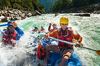 Männer in Booten beim River Rafting