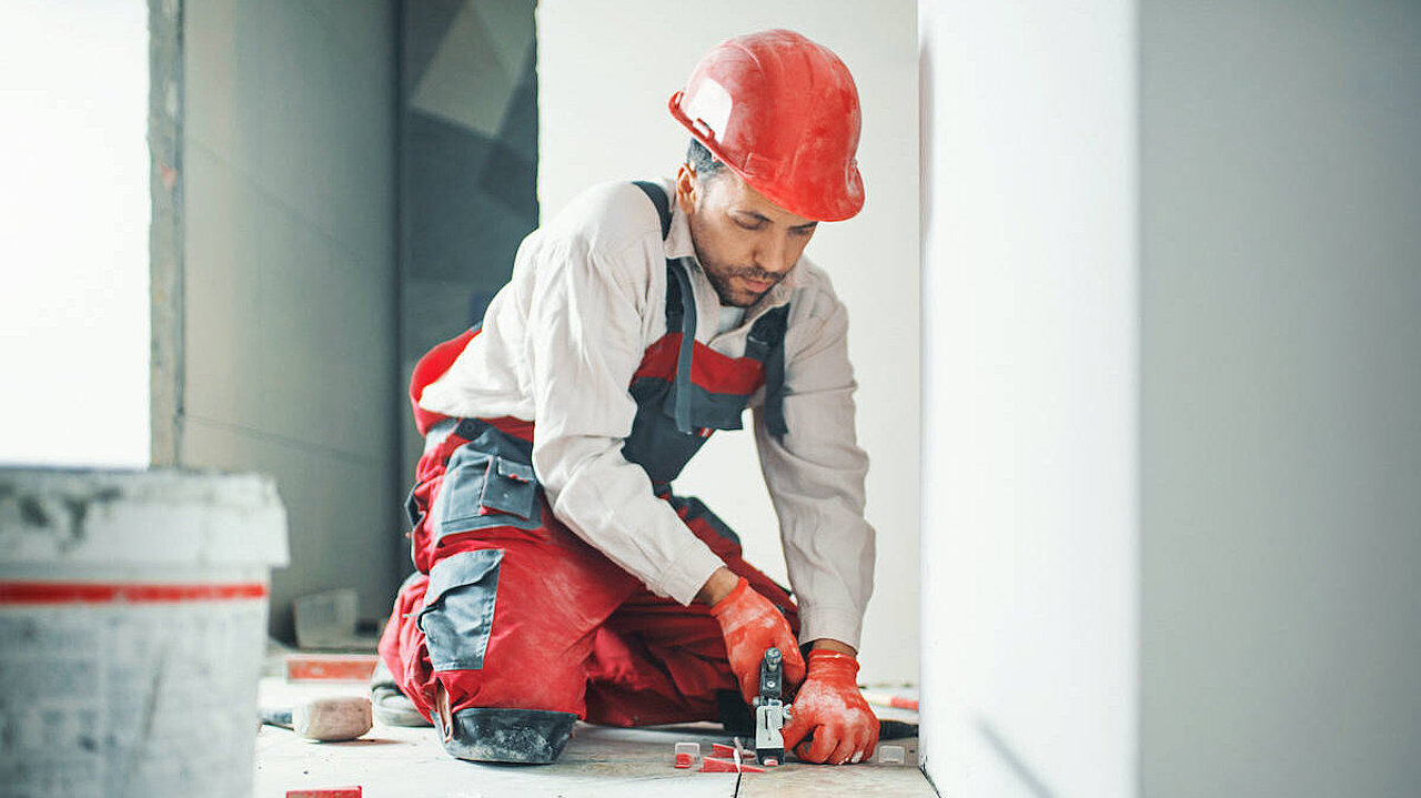 Bauarbeiter in Schutzkleidung auf einer Baustelle