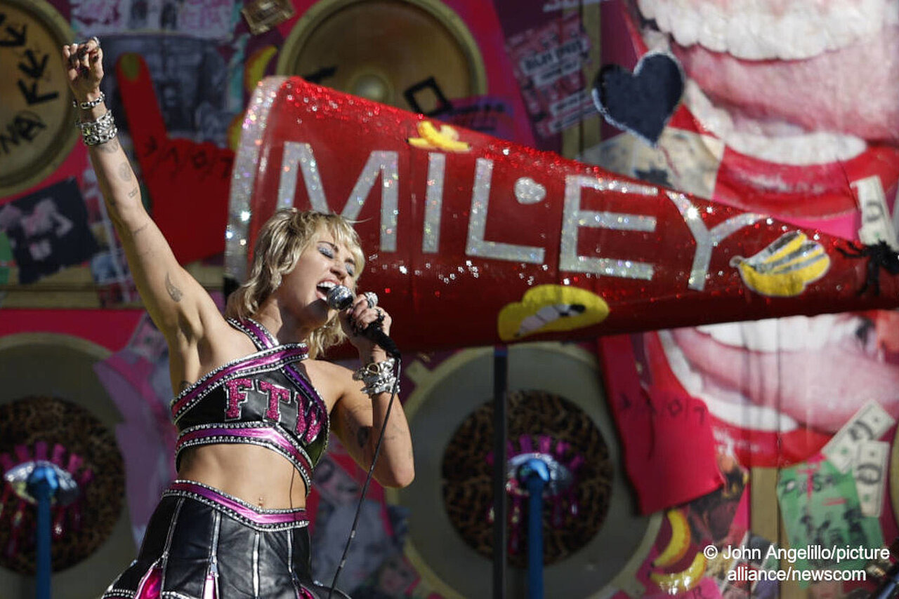 Miley Cyrus bei Konzert. Foto: picture alliance/jogn angelillo/newscom.