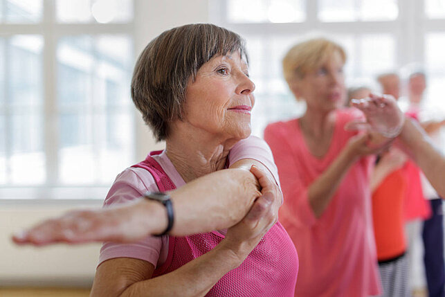 Im Alter wird Gesundheit wichtiger Ältere Frauen machen Gymnastik