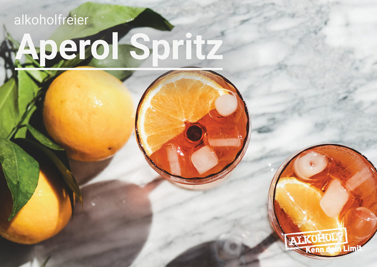 2 alkoholfreie Aperol Spritz von oben, daneben liegen Orangen.