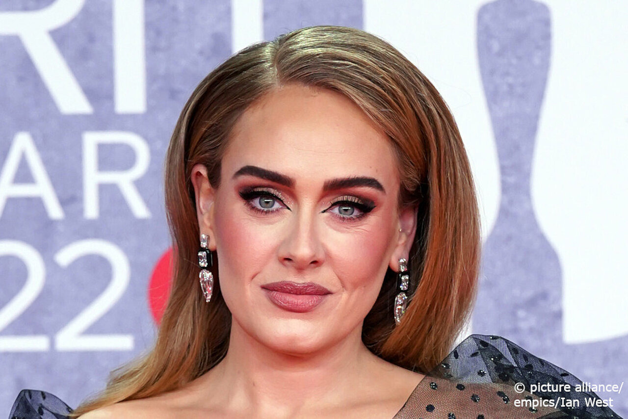 Adele auf einer Gala. Foto: picture alliance/empics/ian west.