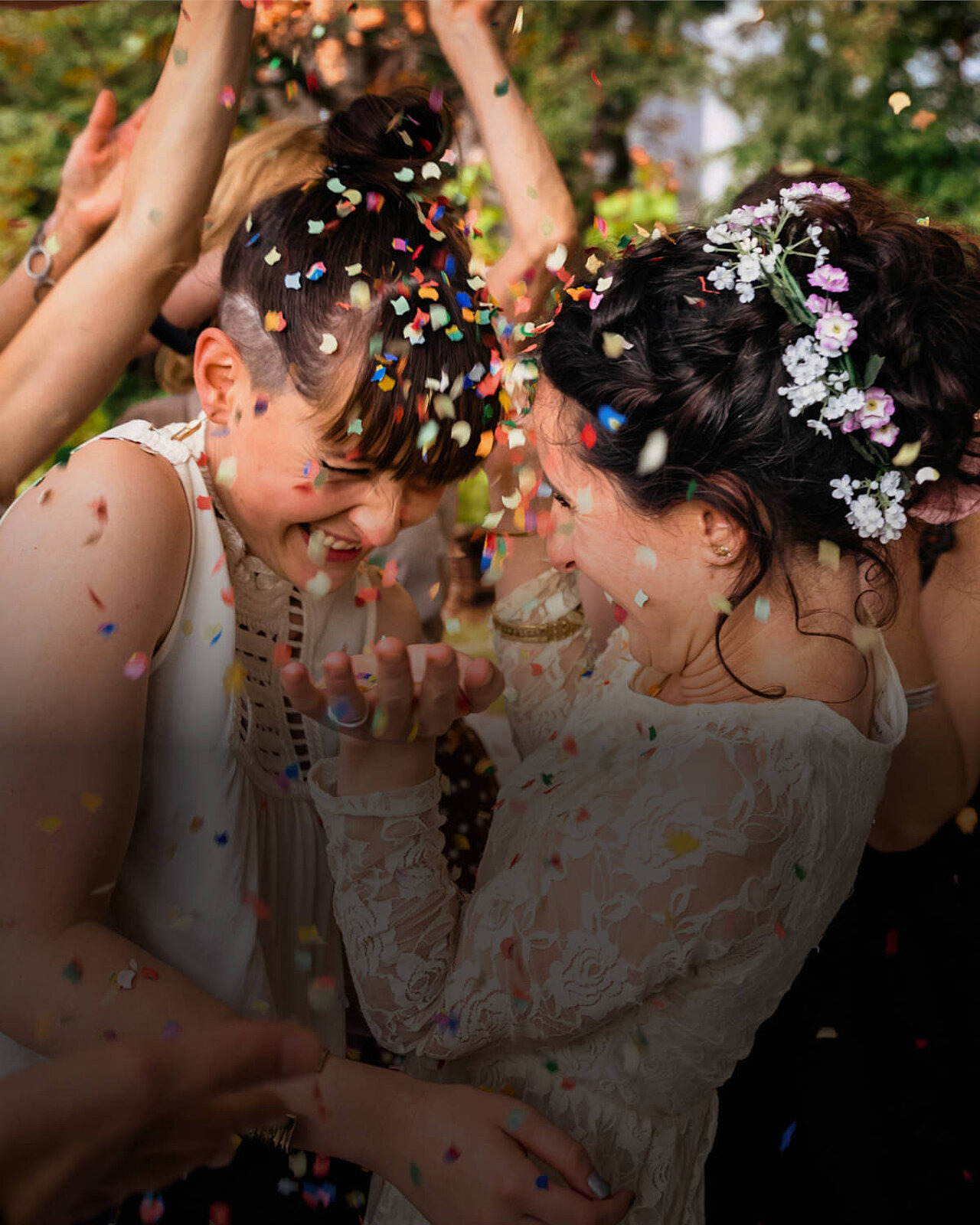 Personen auf einer Hochzeit