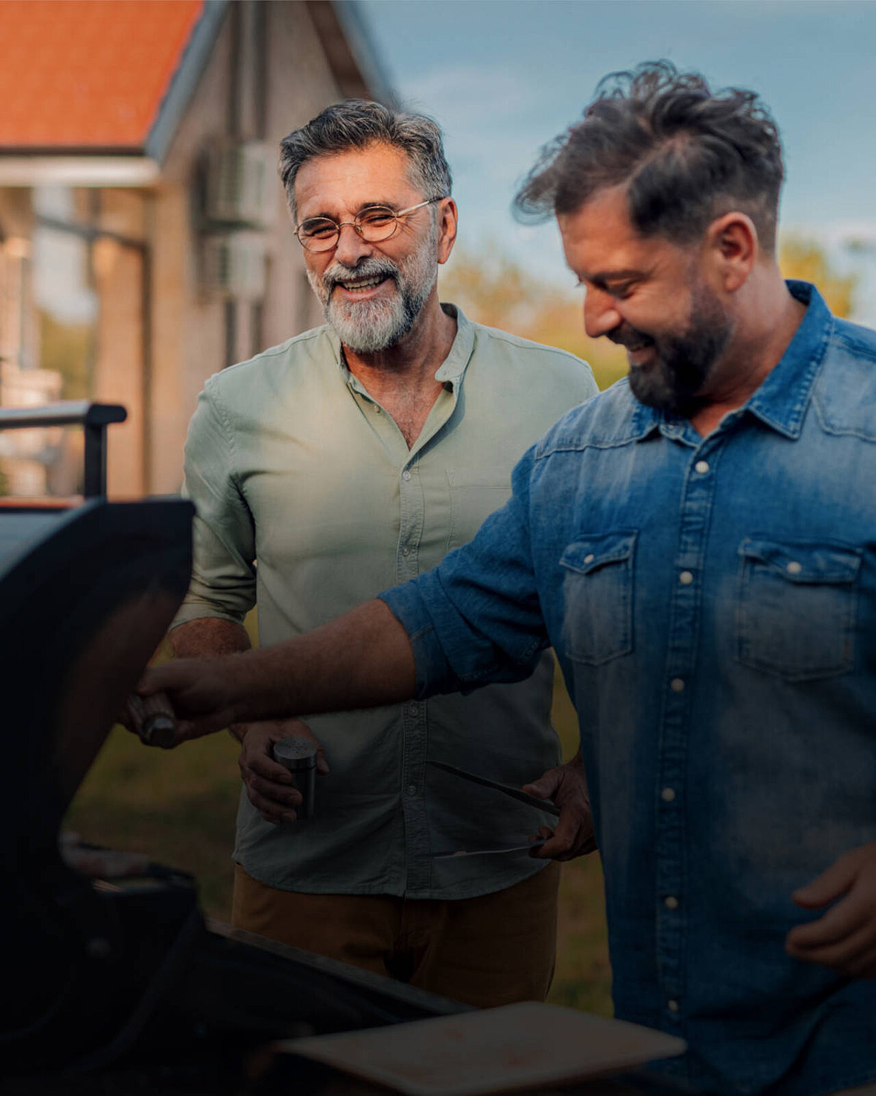 Personen am Grill