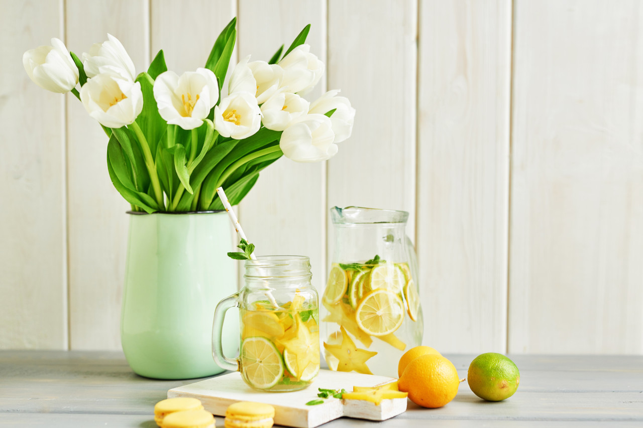 Alkoholfreie Cocktails für den Frühling. Foto: Adobe Stock.