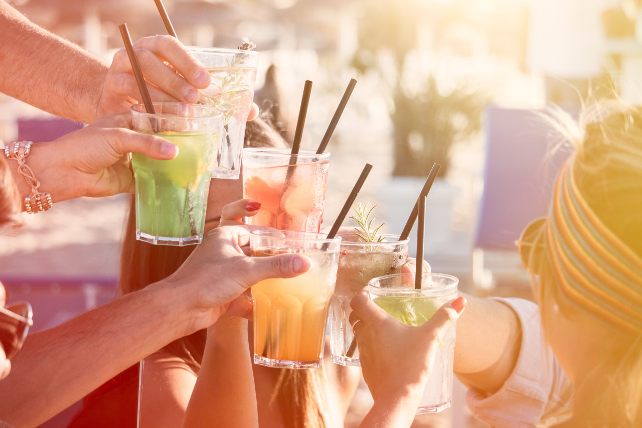 Alkoholfreie Cocktails für den Sommer. Foto: Adobe Stock.