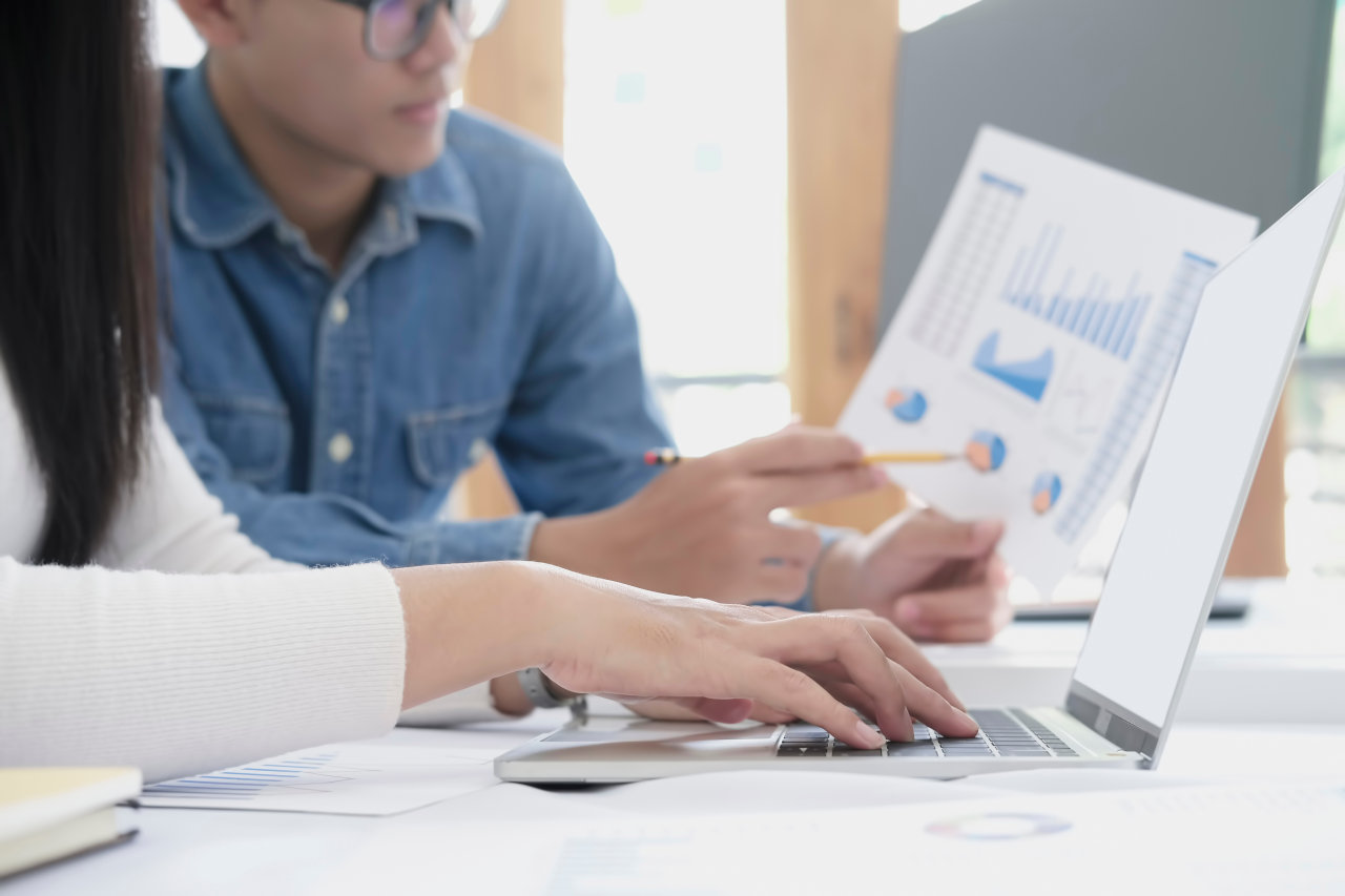 Zahlen und Grafiken auf laptop. Foto: Adobe Stock.