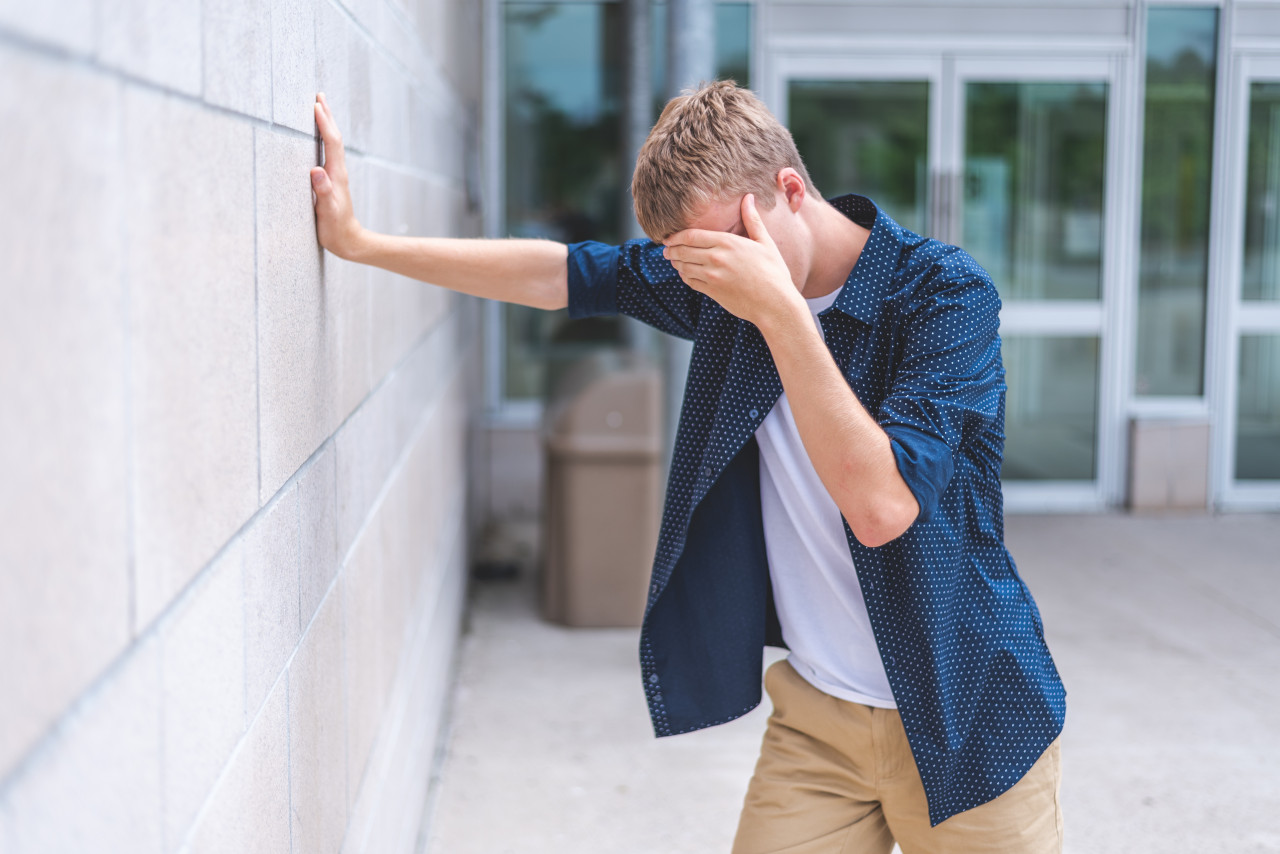 Verzweifelter junger Mann. Foto: Adobe Stock.