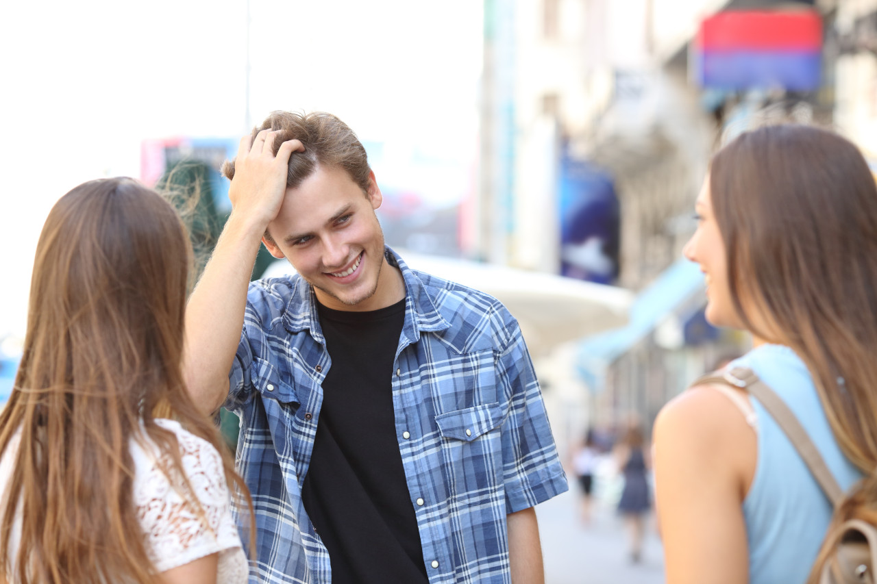 Flirtende Jugendliche. Foto: Adobe Stock.