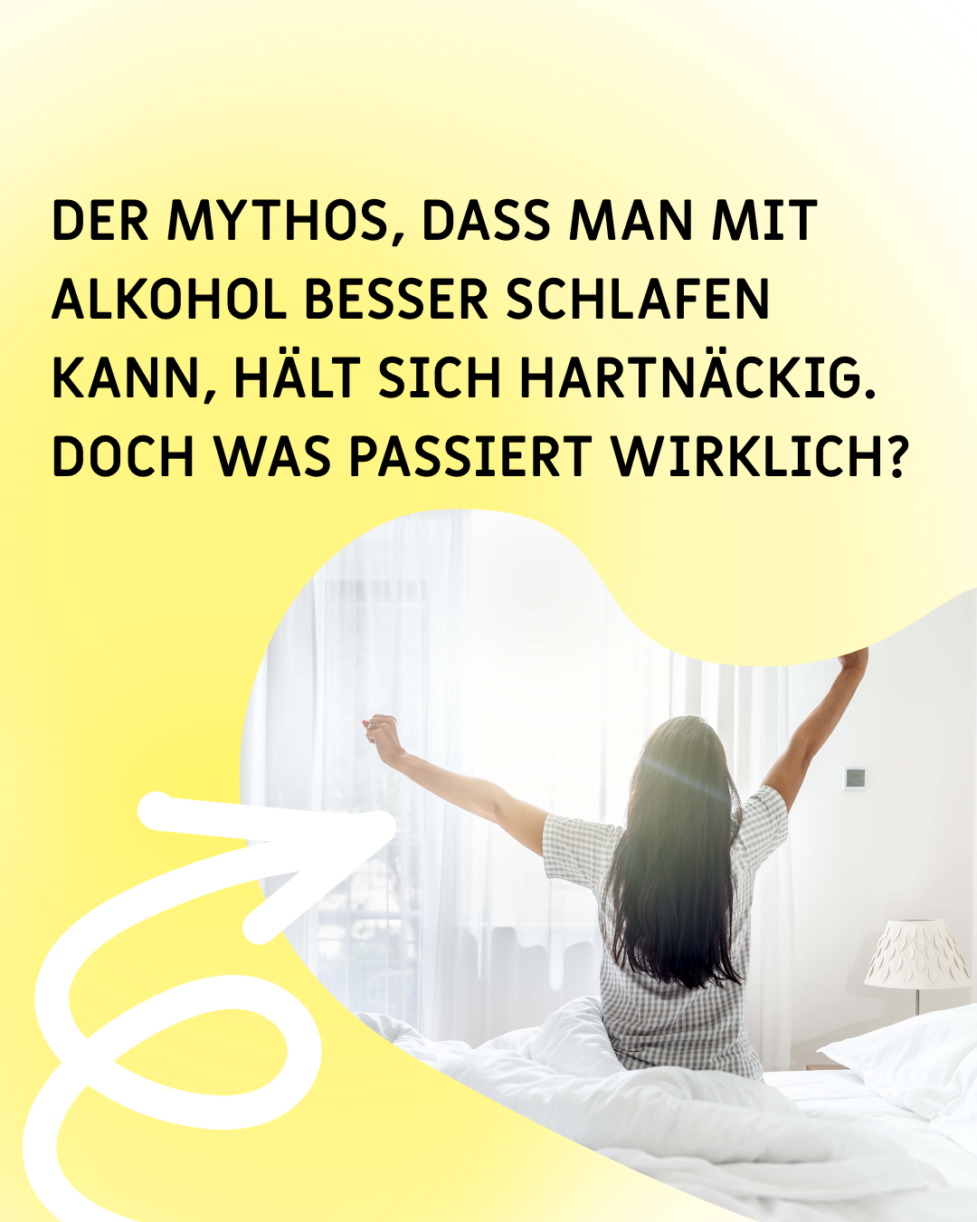 Person sitzt auf dem Bettrand und streckt die Arme in die Luft, Text: "Der Mythos, dass man mit Alkohol besser schlafen kann, hält sich hartnäckig. Doch was passiert wirklich?"