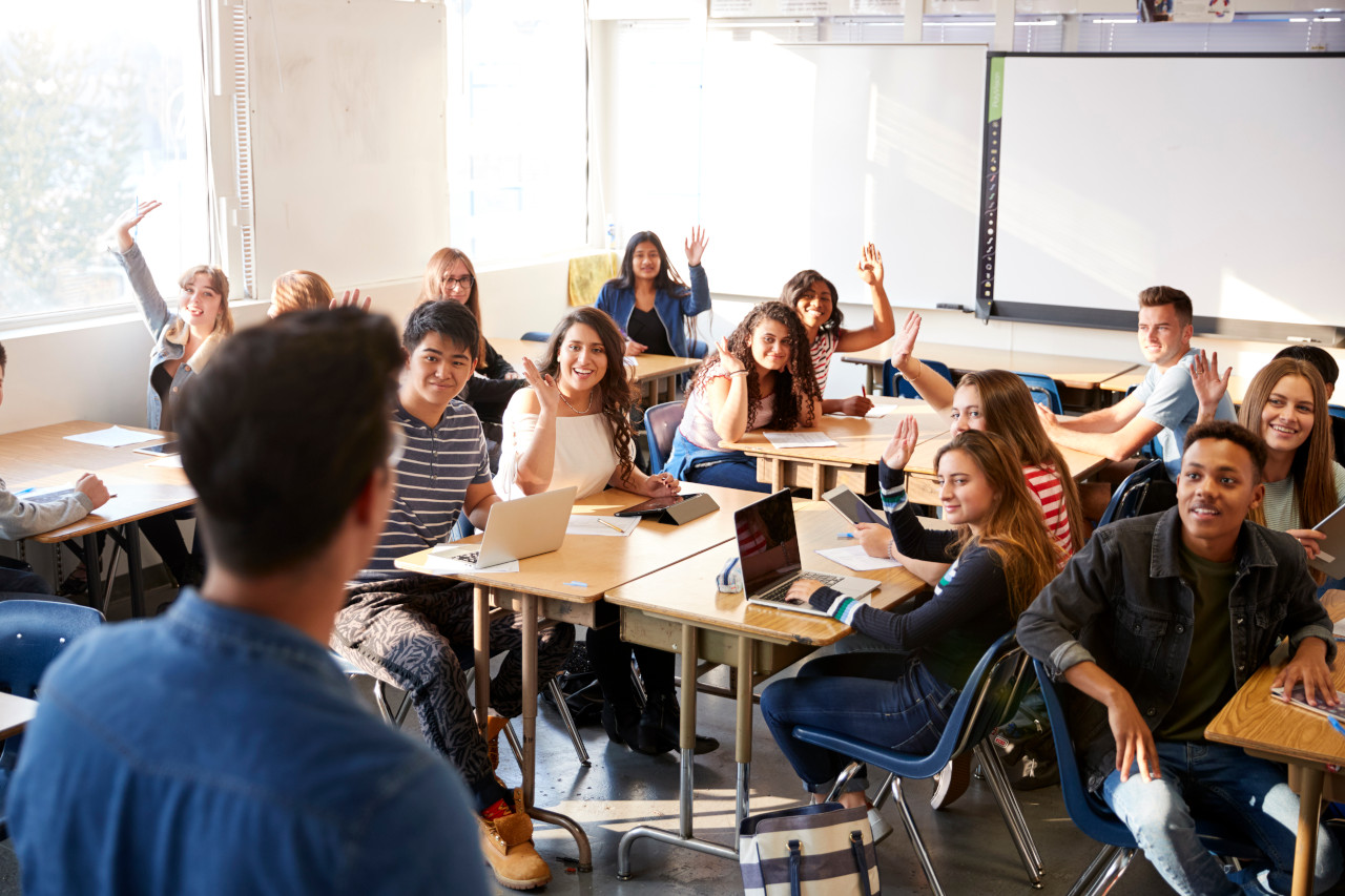 Lehrer in einer Schulklasse. Foto: Adobe Stock.