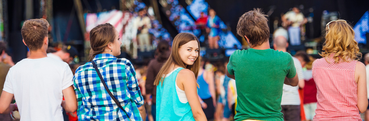 Jugendliche auf Festival, Null Alkohol - Voll Power. Foto: Adobe Stock.