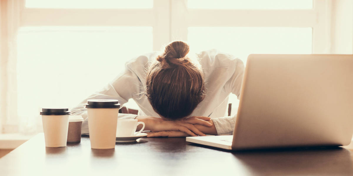 Müde Frau im Büro