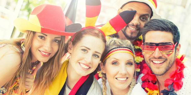 Beim Feiern lässt sich der Kater vermeiden, wenn man den Alkohol weglässt: Drei Frauen und zwei Männer tragen Fan-Accessoires in den Deutschland-Farben.
