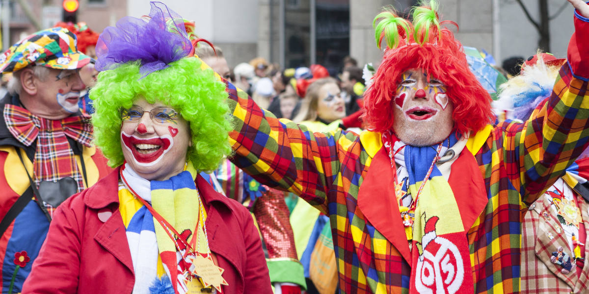 Zwei Menschen tragen Clown-Kostüme