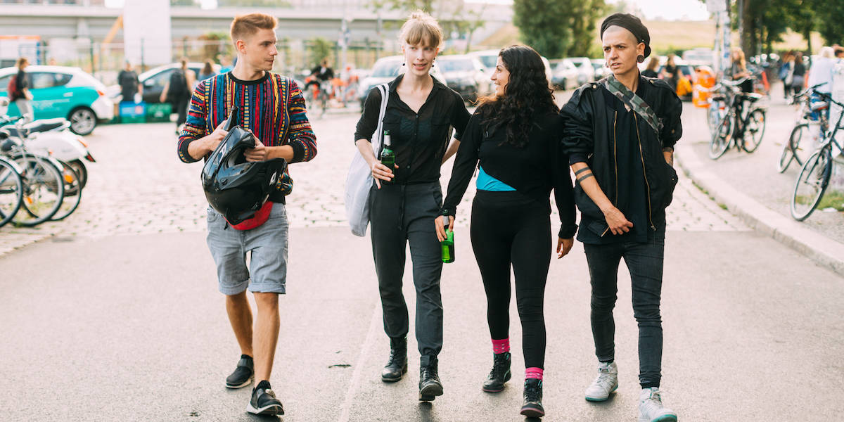 Jugendliche laufen mit Flaschen in der Hand auf der Straße